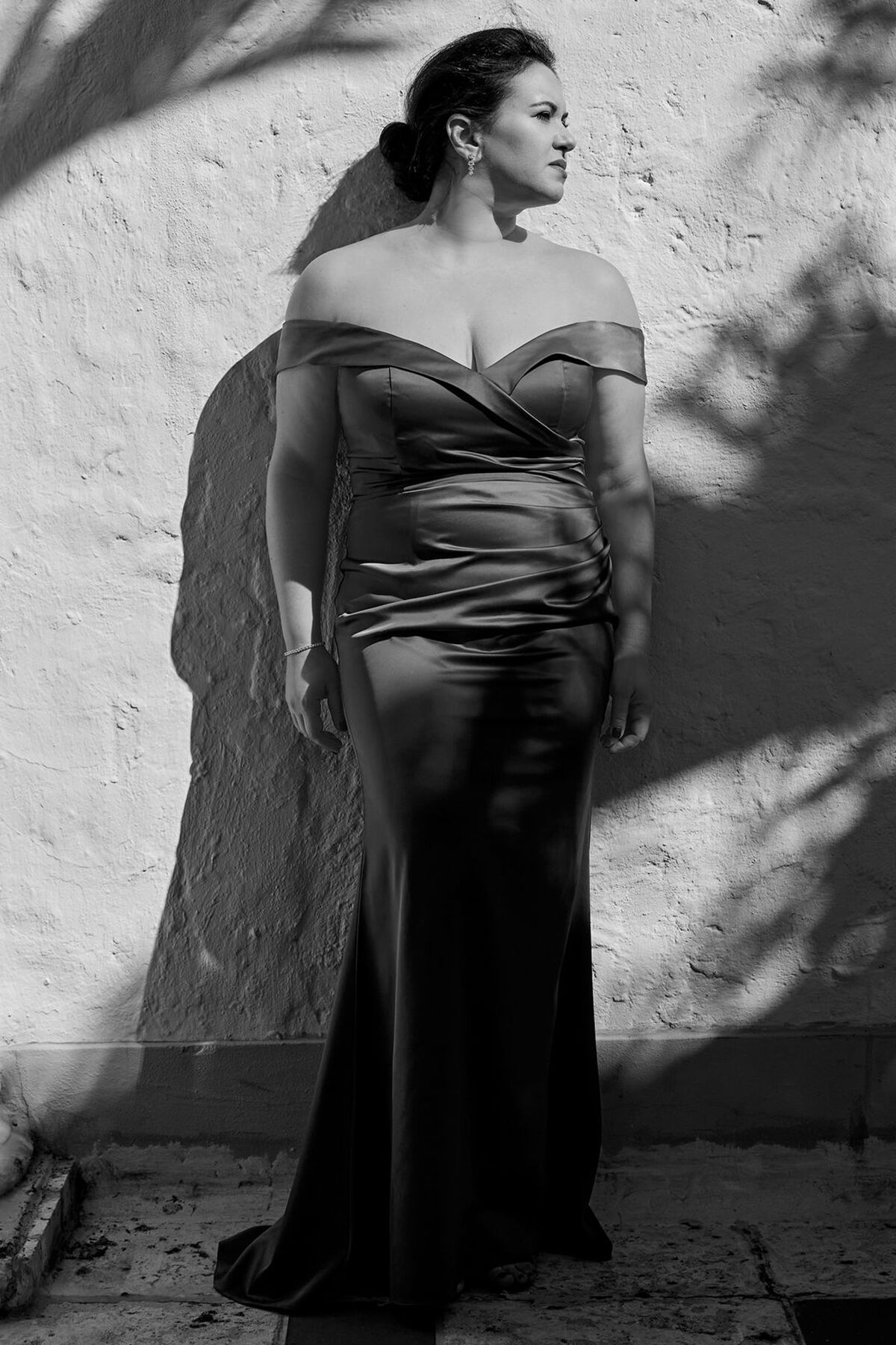 Vestido de dama sirena en sat&iacute;n con hombros ca&iacute;dos, VINO, hi-res