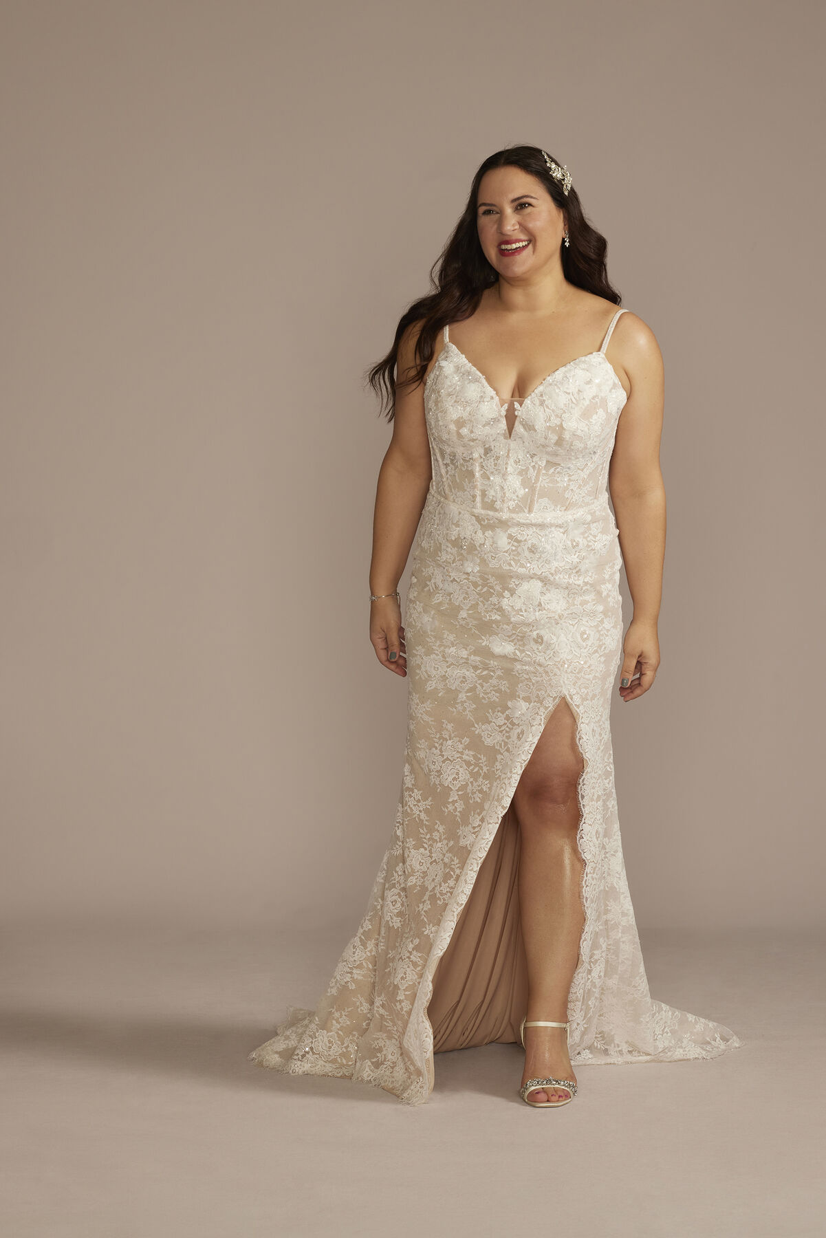 Vestido de novia recto de encaje con escote ilusi&oacute;n, , hi-res