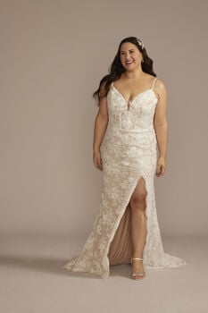 Vestido de novia recto de encaje con escote ilusi&oacute;n