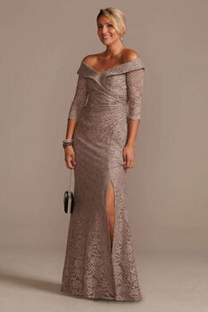 Vestido largo de encaje con escote al hombro y mangas tres cuartos