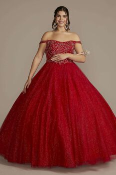 Vestido de quinceañera rojo con mangas al hombro y aplicaciones de pedrería en corset
