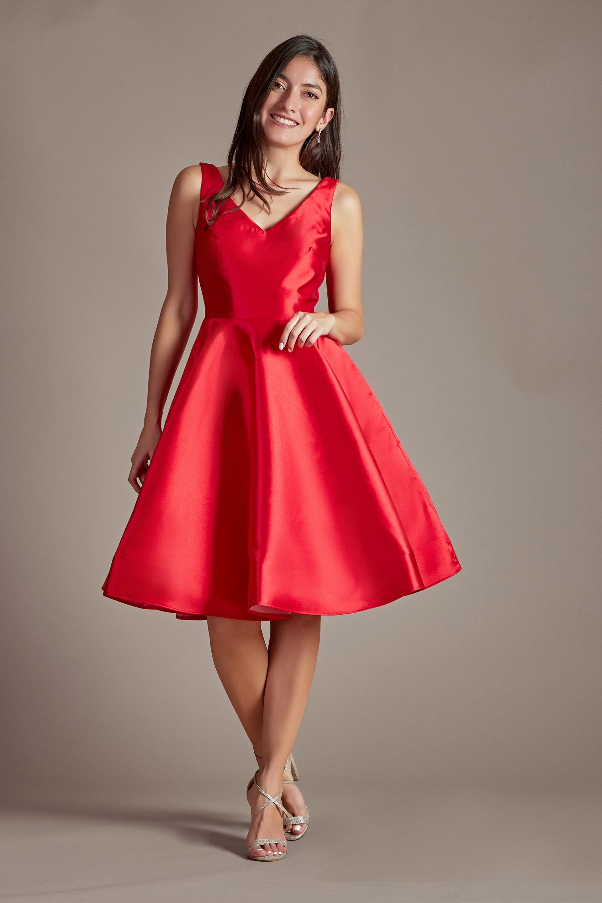 Vestido corto satinado de escote en V en espalda y falda en línea A, MANZANA, hi-res
