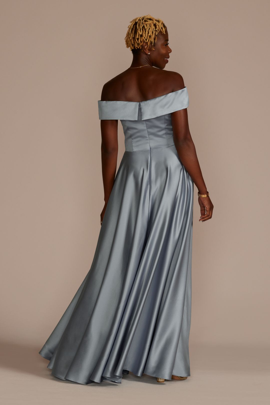 Vestido largo satinado con plisado en cintura y hombros caídos, AZUL CENIZO, hi-res