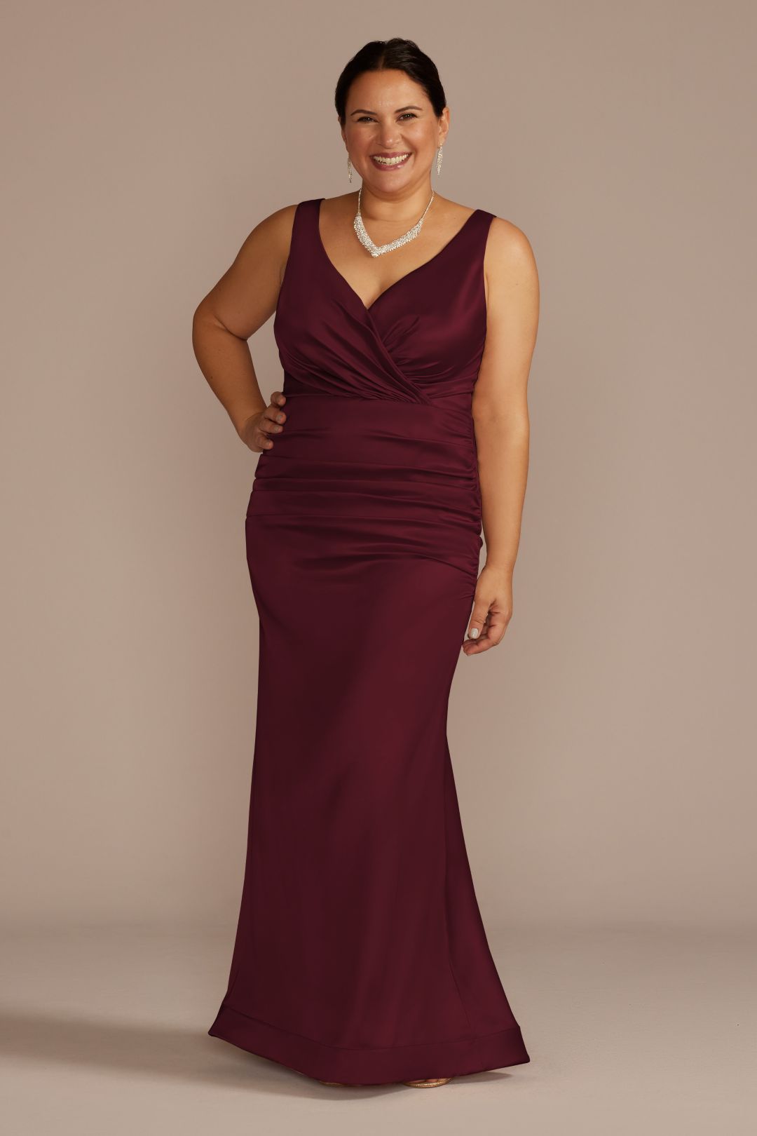 Vestido de dama con silueta sirena y fruncido en cintura, VINO, hi-res