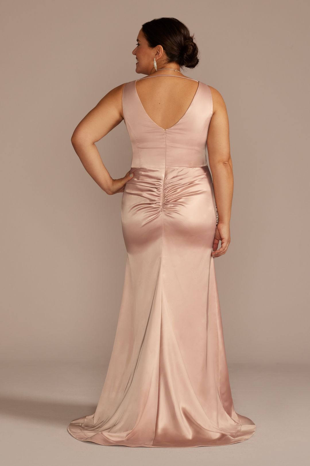 Vestido de dama con silueta sirena y fruncido en cintura, VINO, hi-res