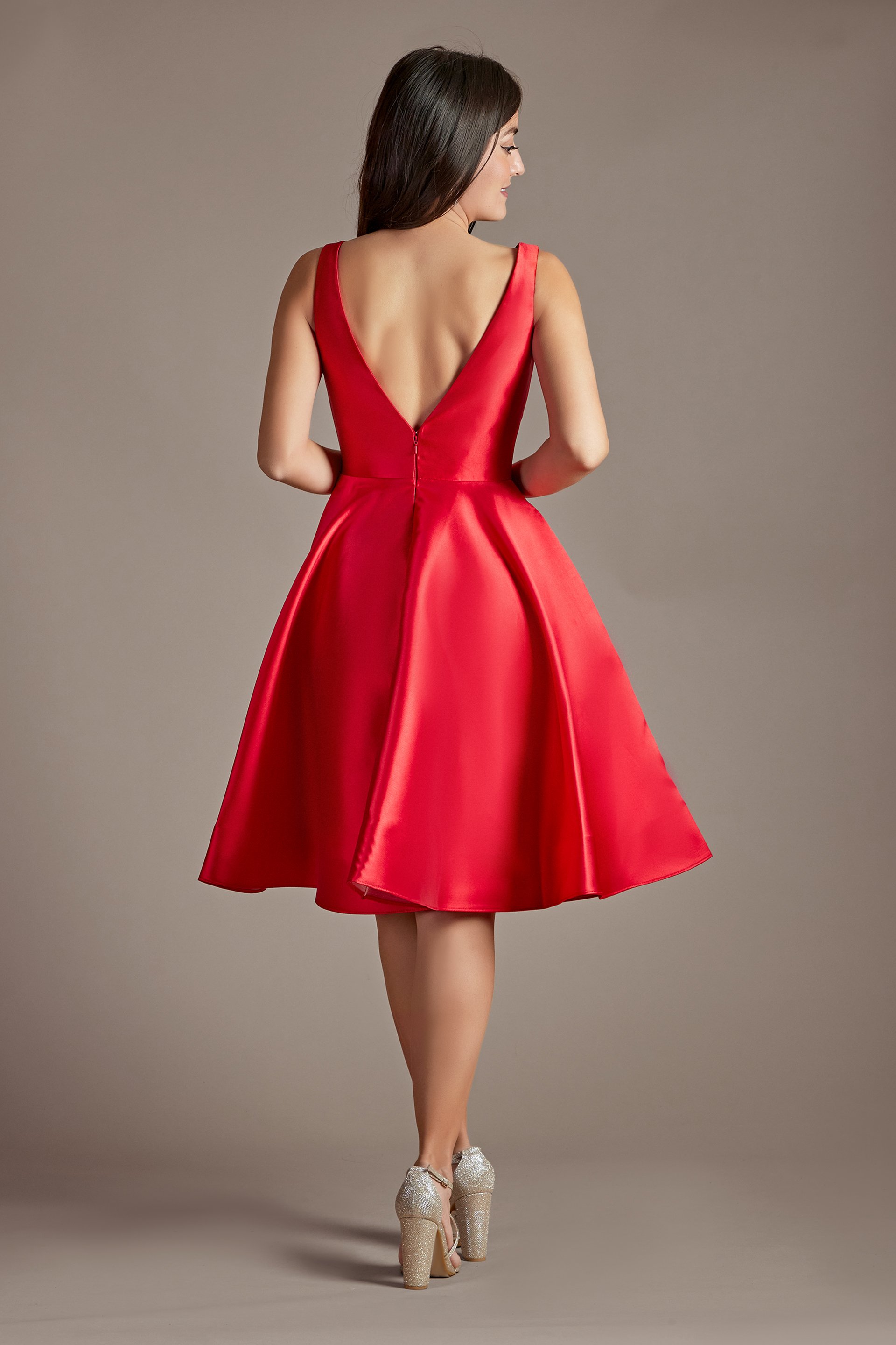 Vestido corto satinado de escote en V en espalda y falda en línea A, MANZANA, hi-res