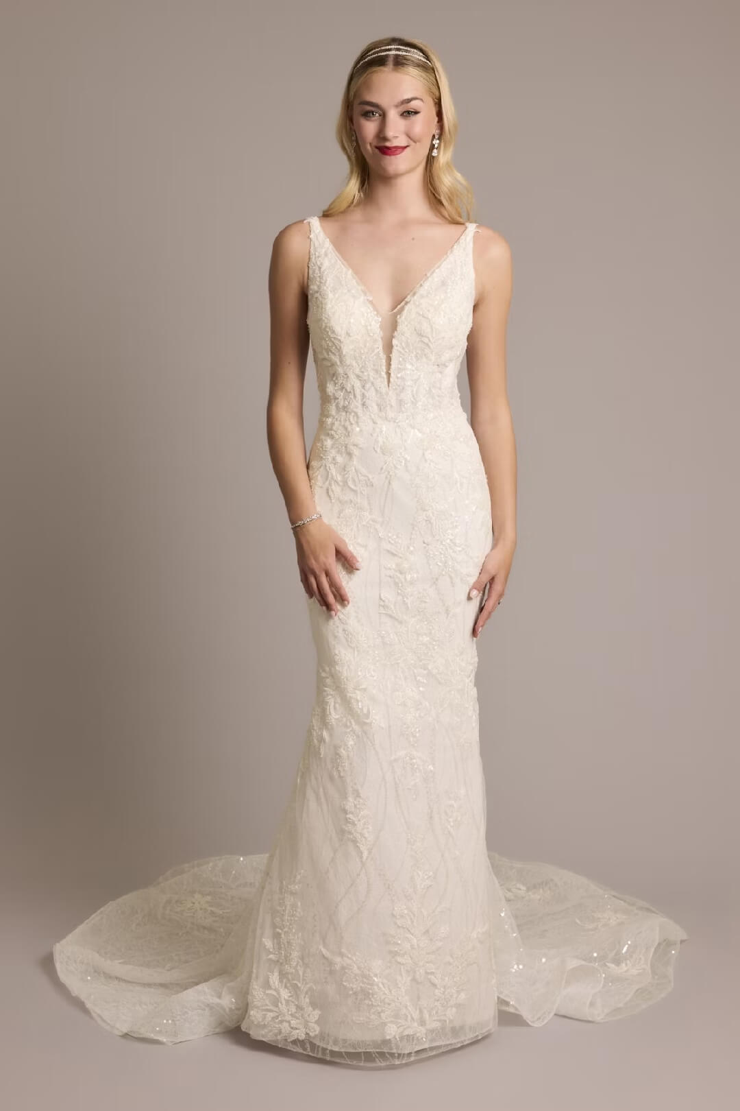 Vestido de novia con escote pronunciado y aplicaciones, MARFIL SOLIDO, hi-res