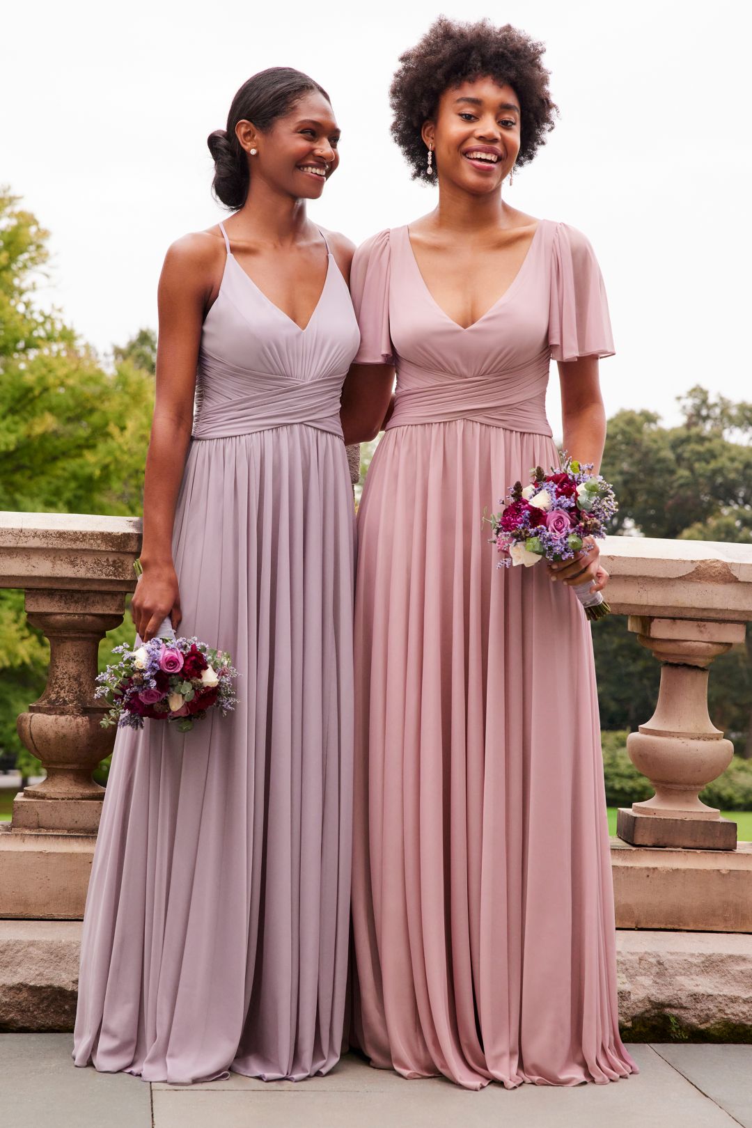 Vestido de dama con drapeado en cintura y escote en V, VINO, hi-res