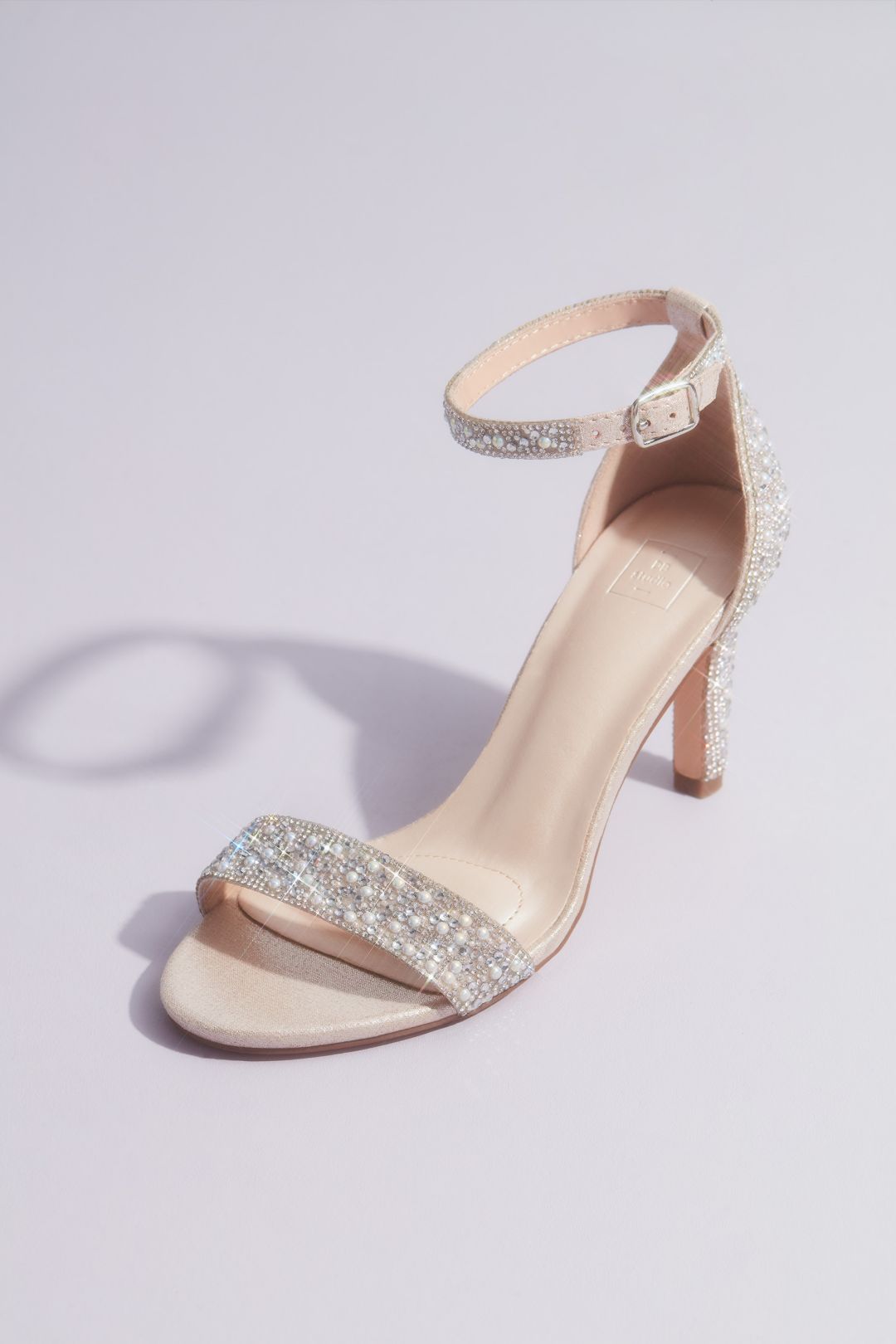Tacones con aplicaci n de perlas y pedrer a