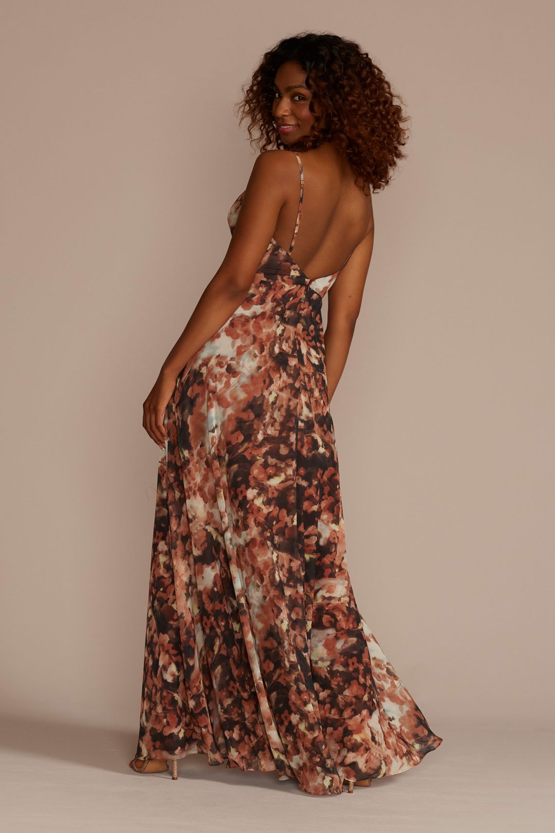Vestido largo de chifón con estampado floral y escote en V, MULTI, hi-res