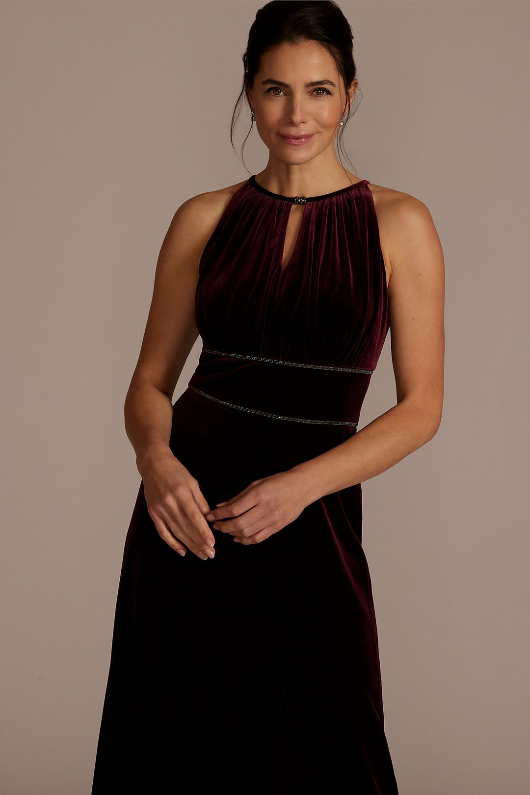Vestido largo de terciopelo con escote halter y abertura en la pierna, VINO, hi-res