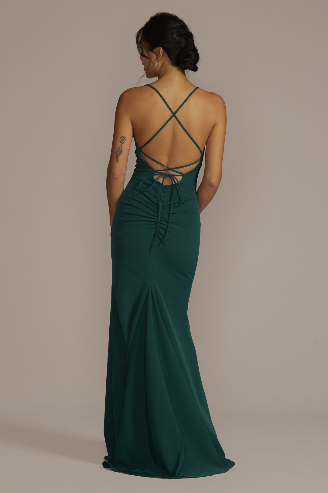 Vestido de dama sirena con tirantes cruzados en espalda, VINO, hi-res