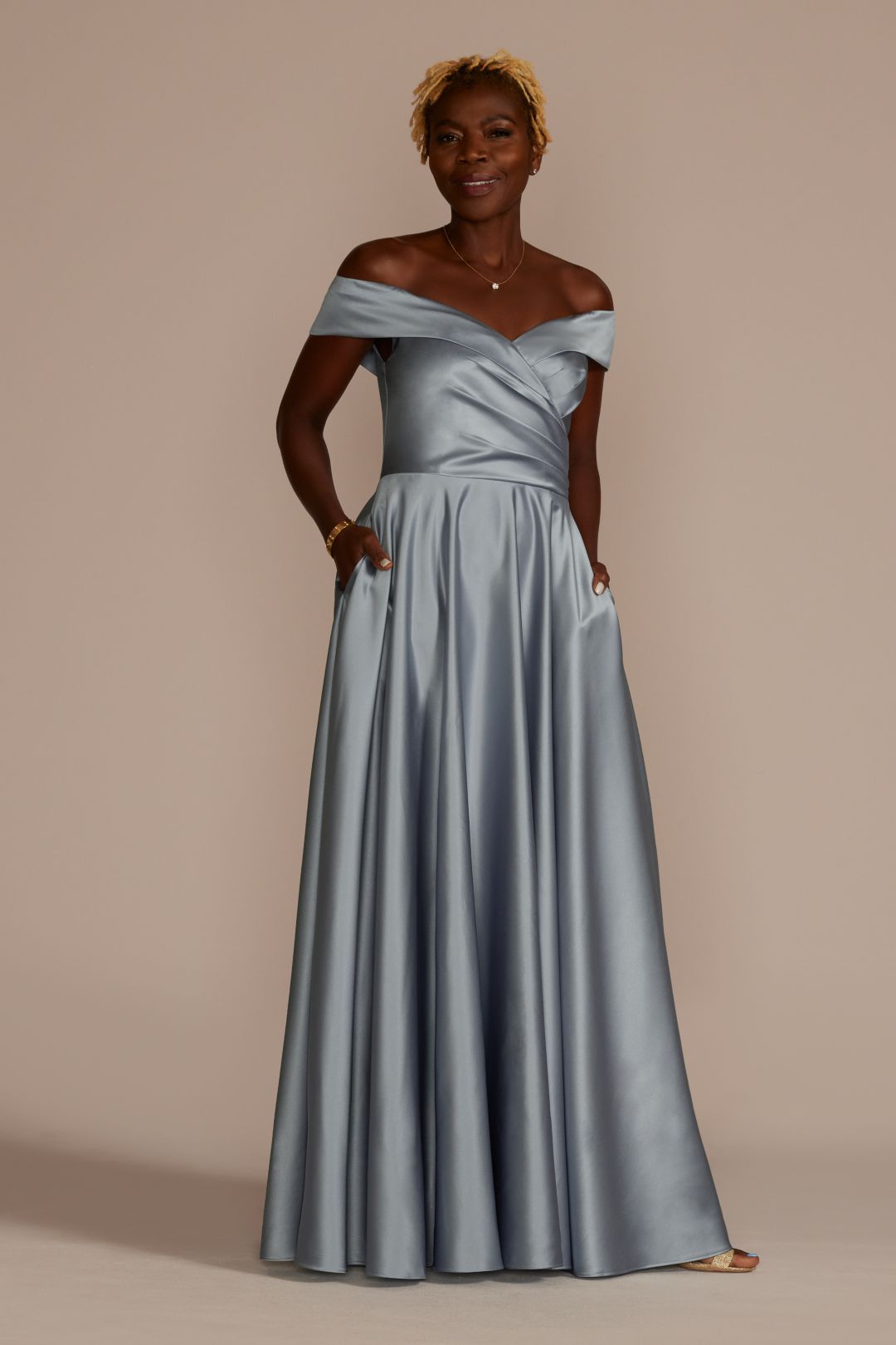 Vestido largo satinado con plisado en cintura y hombros caídos, , hi-res