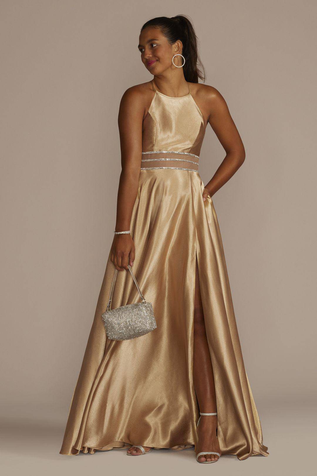 Vestido largo satinado con aplicación de pedrería y transparencia en cintura, DORADO, hi-res