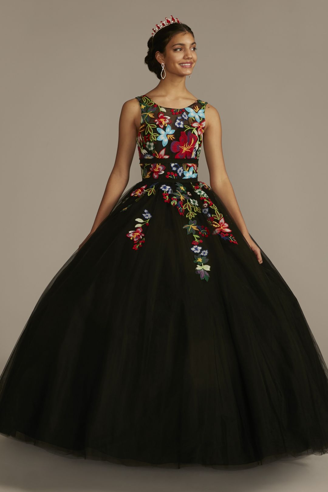 Vestido de quinceañera con bordado floral y escote corazón ilusión, NEGRO/MULTI, hi-res
