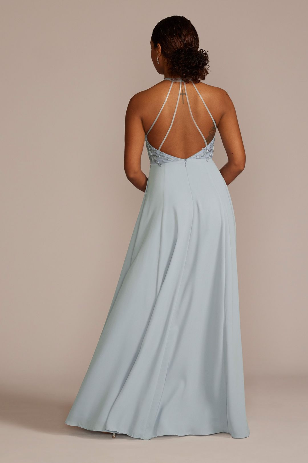 Vestido de dama con escote halter y aplicaciones de encaje, CANELA, hi-res