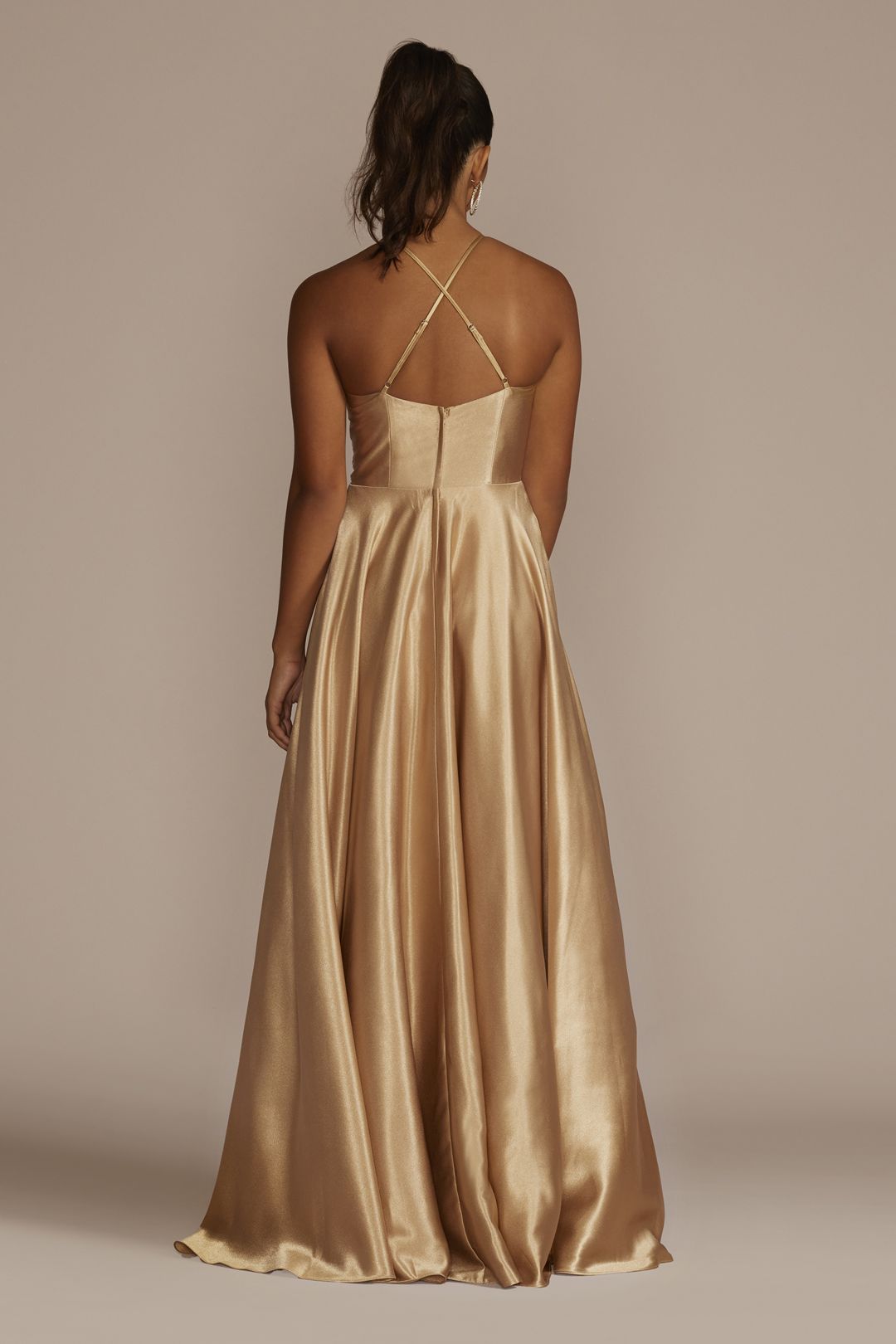 Vestido largo satinado con aplicación de pedrería y transparencia en cintura, DORADO, hi-res