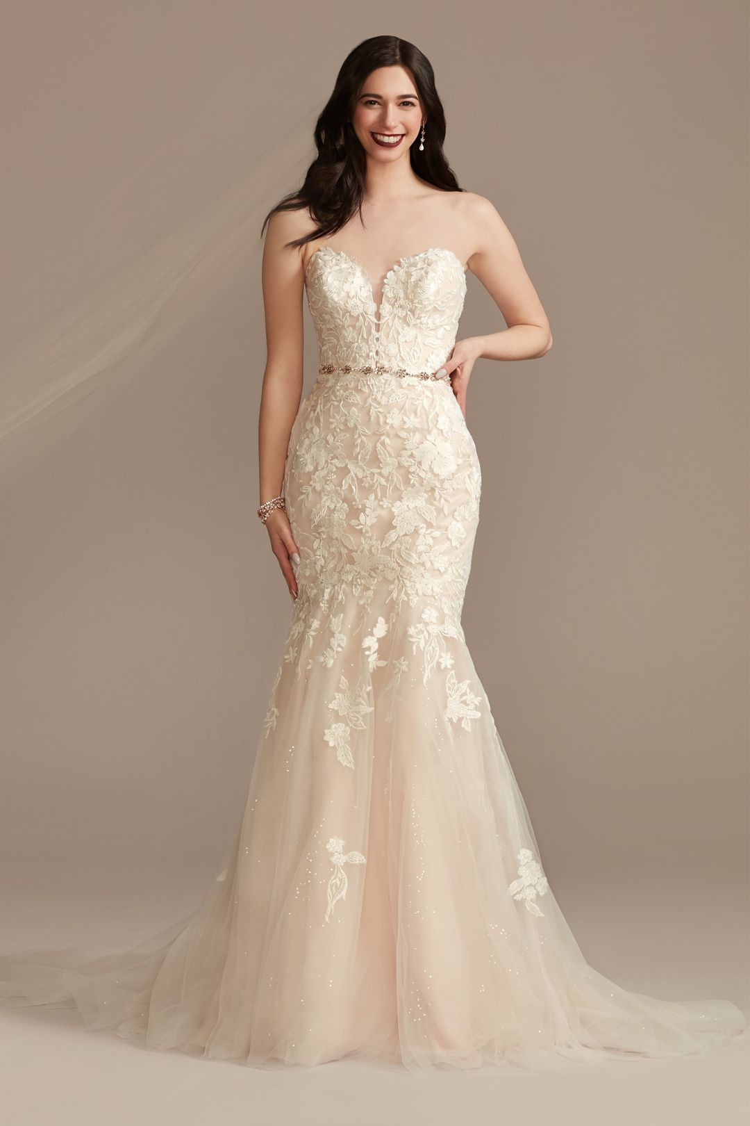 Vestido de novia sirena con escote corazón y aplicaciones de encaje, , hi-res