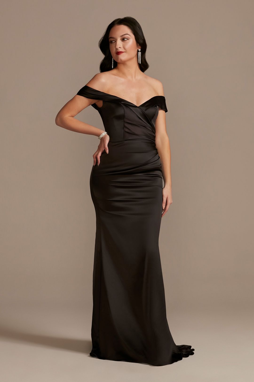 Vestido de dama sirena en satín con hombros caídos, NEGRO, hi-res