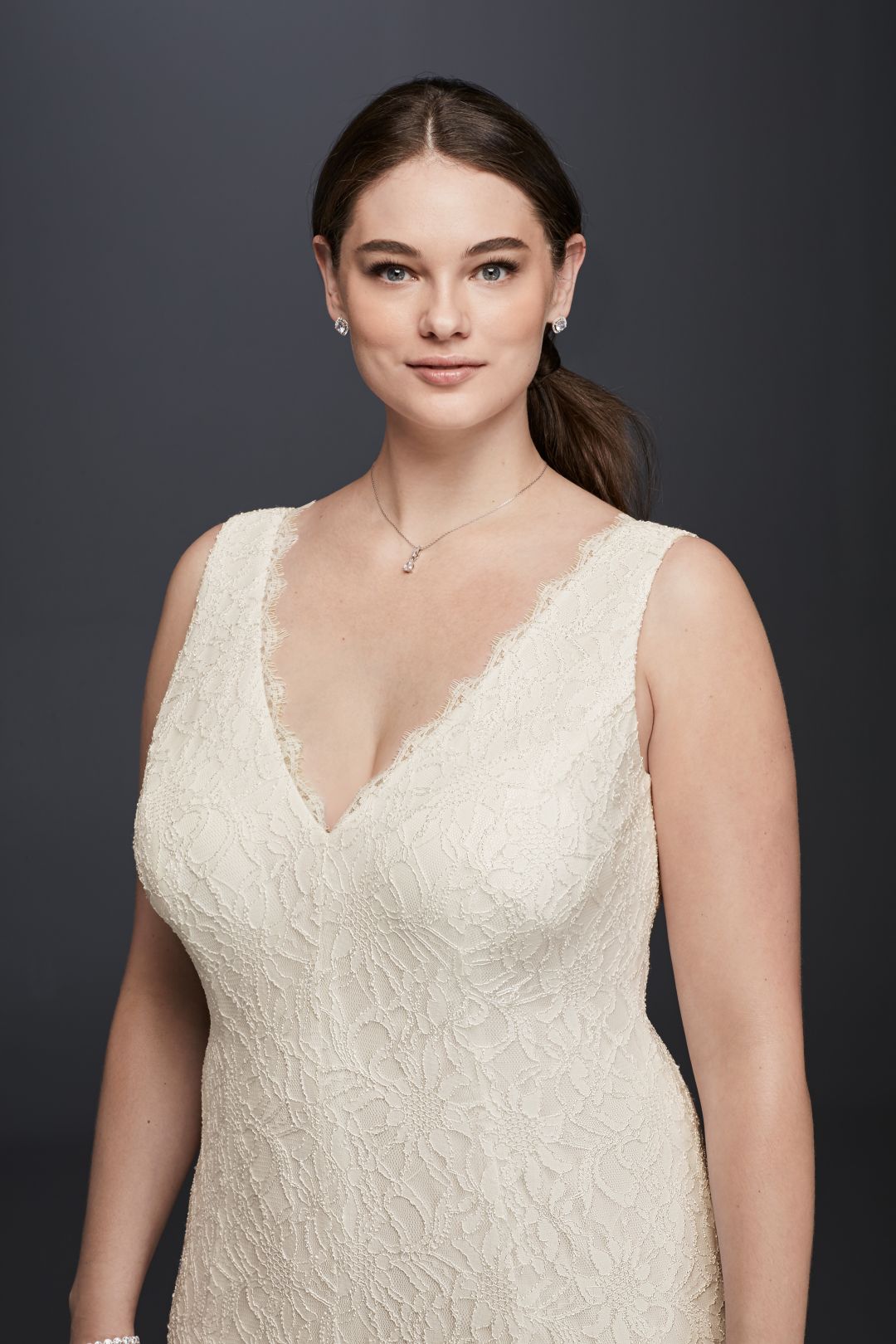 Vestido de novia recto de encaje con escote en V, MARFIL, hi-res