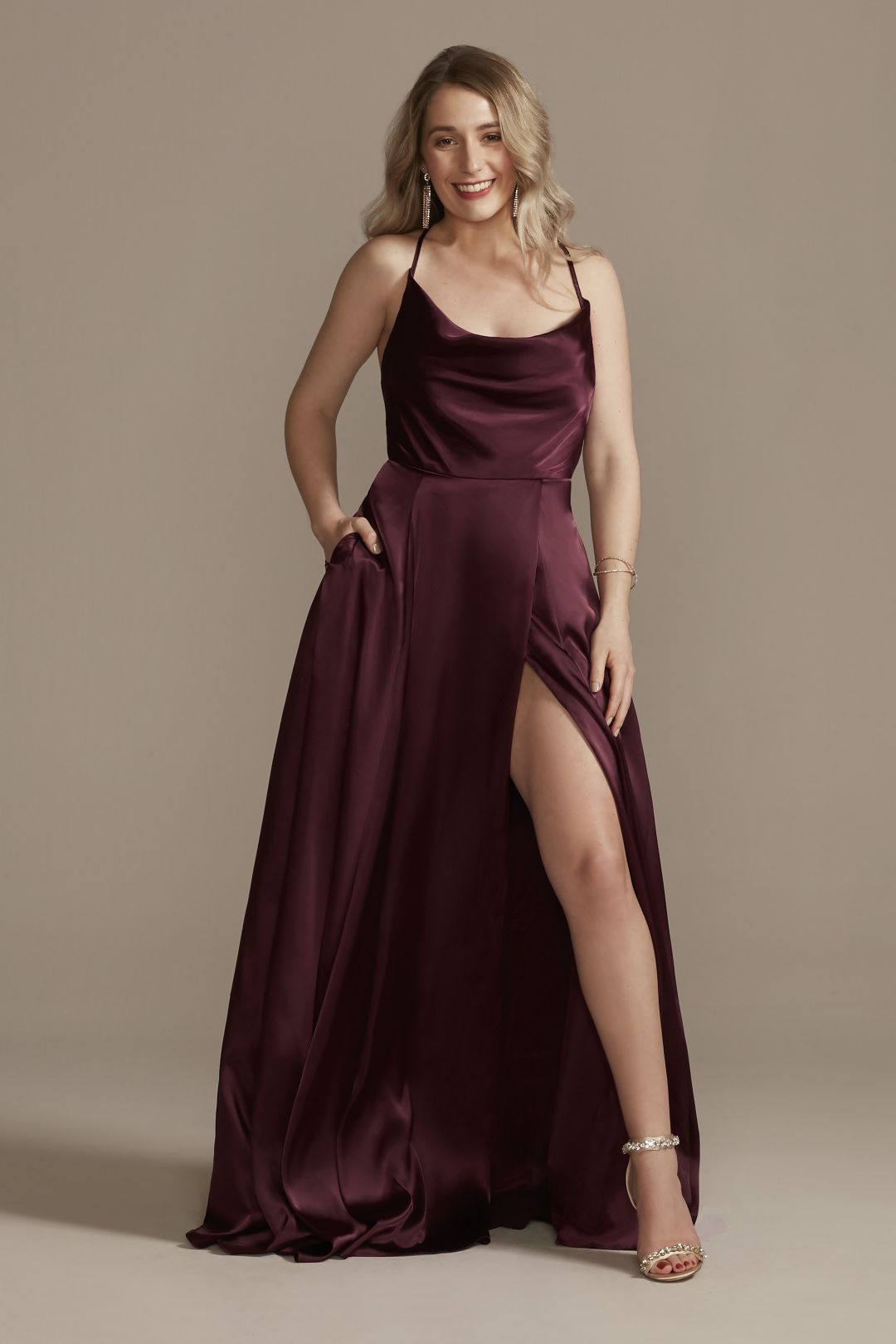 Vestido de dama satinado con tirantes y abertura en pierna, VINO, hi-res