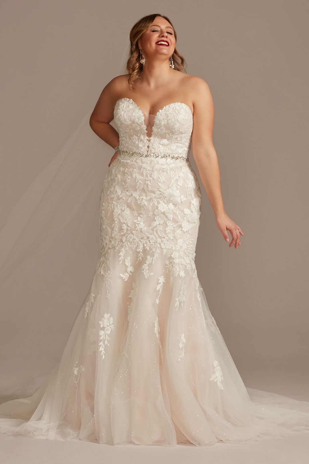 Vestido de novia sirena con escote coraz n y aplicaciones de encaje