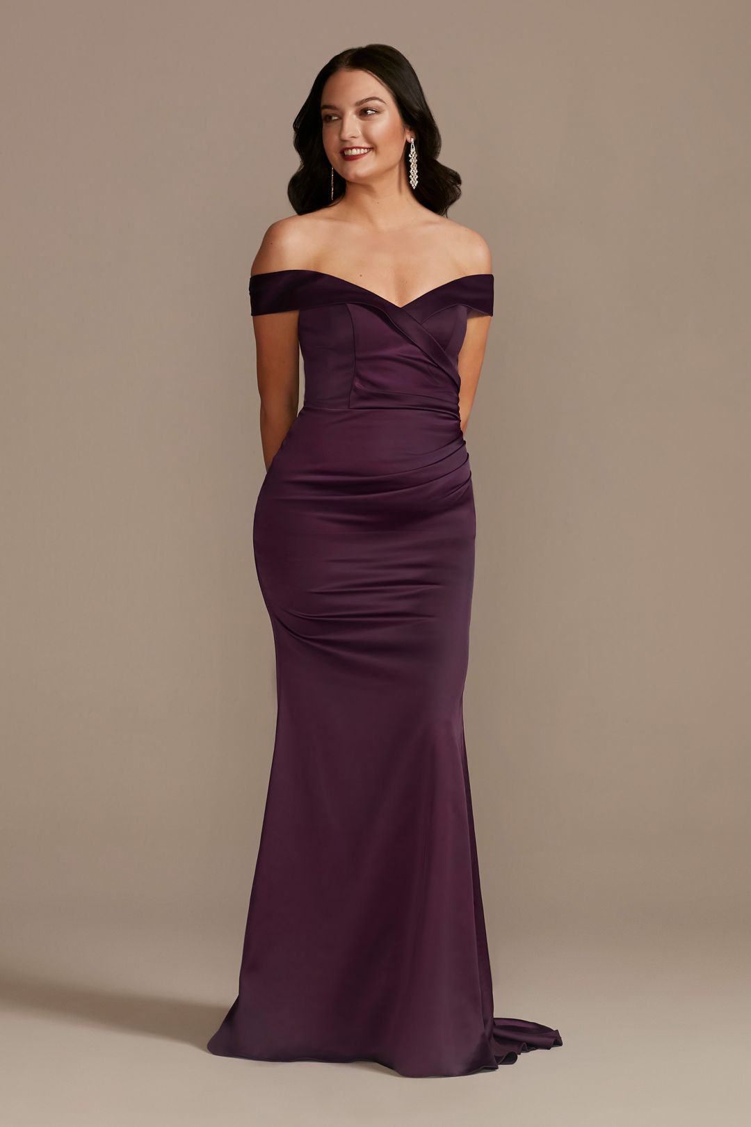 Vestido de dama sirena en satín con hombros caídos, CIRUELA, hi-res