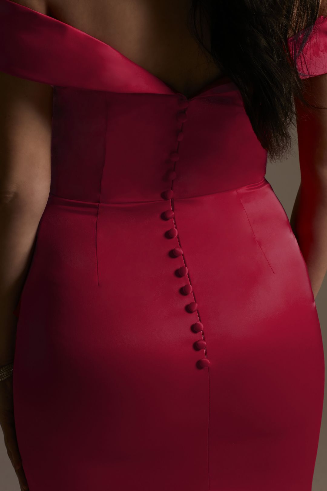 Vestido de dama sirena en satín con hombros caídos, NEGRO, hi-res