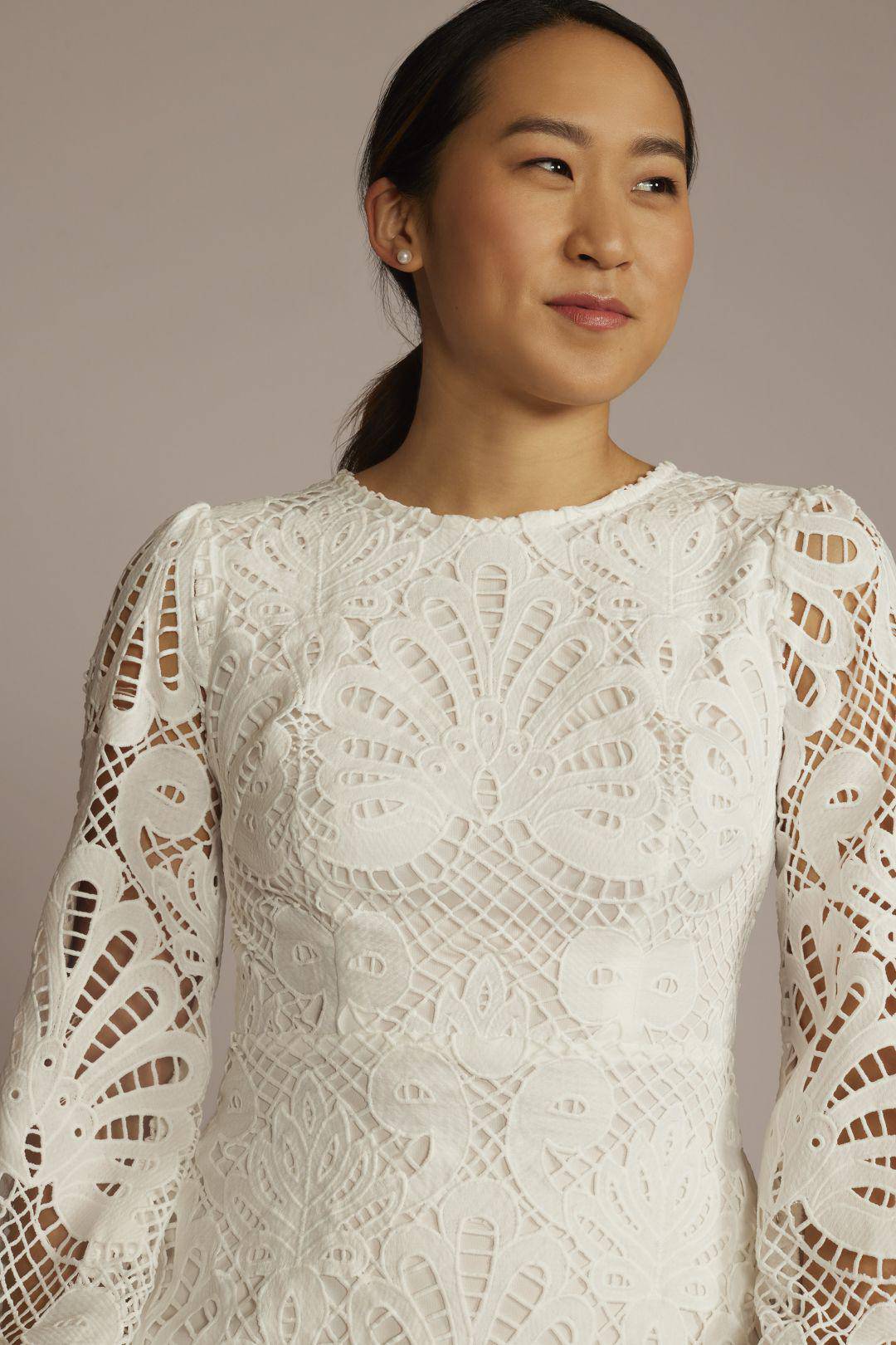 Vestido de novia corto de encaje con mangas largas, BLANCO SUAVE, hi-res