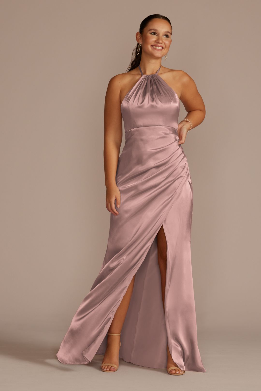Vestido de dama satinado escote halter con abertura en pierna, CUARZO, hi-res