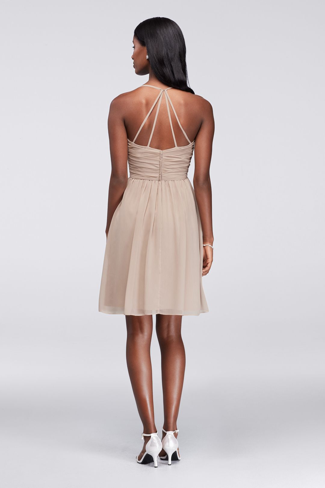 Vestido de dama corto con espalda de tirantes y plisado en torso, VINO, hi-res