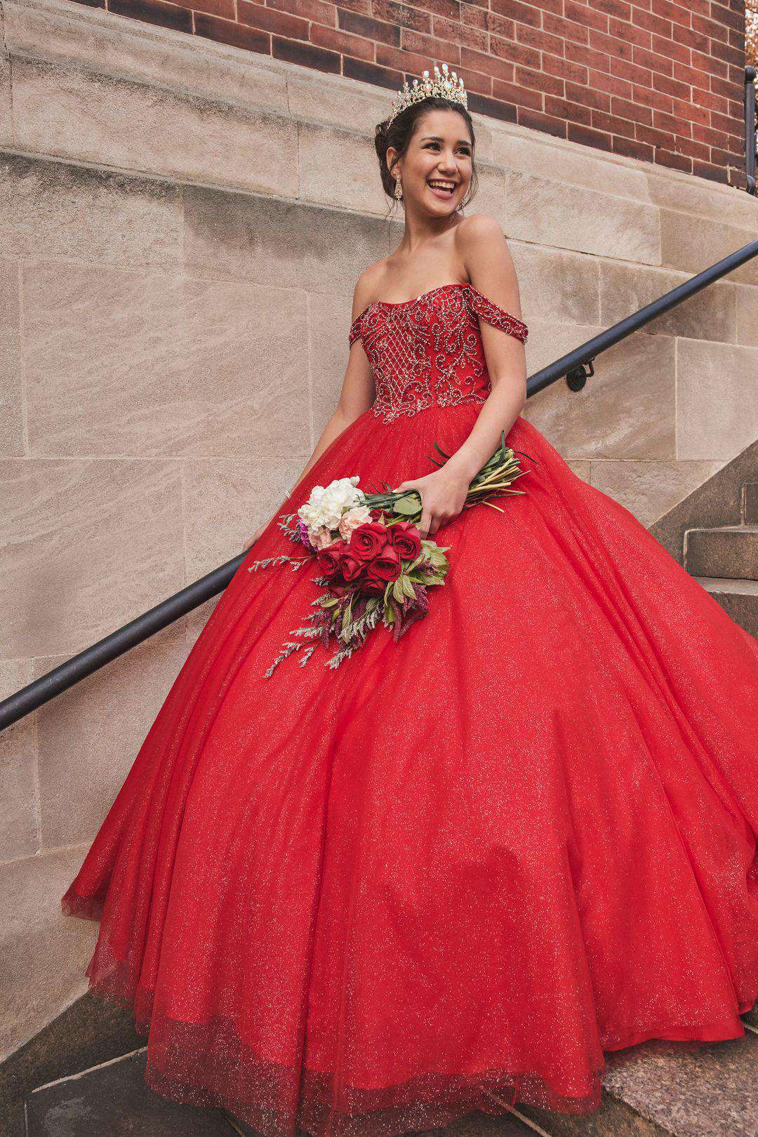 Vestido de quinceañera rojo con mangas al hombro y aplicaciones de pedrería en corset, RUBÍ, hi-res