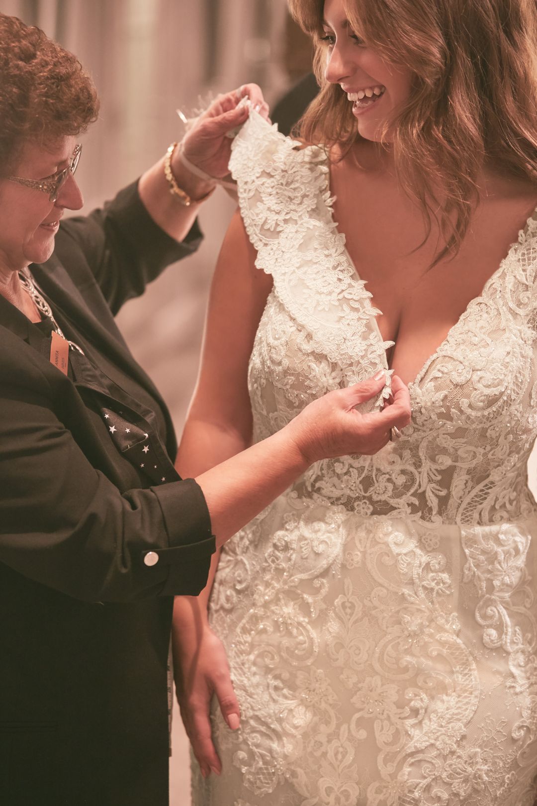 Vestido de novia recto con escote profundo y transparencia en espalda, MARFIL CH, hi-res