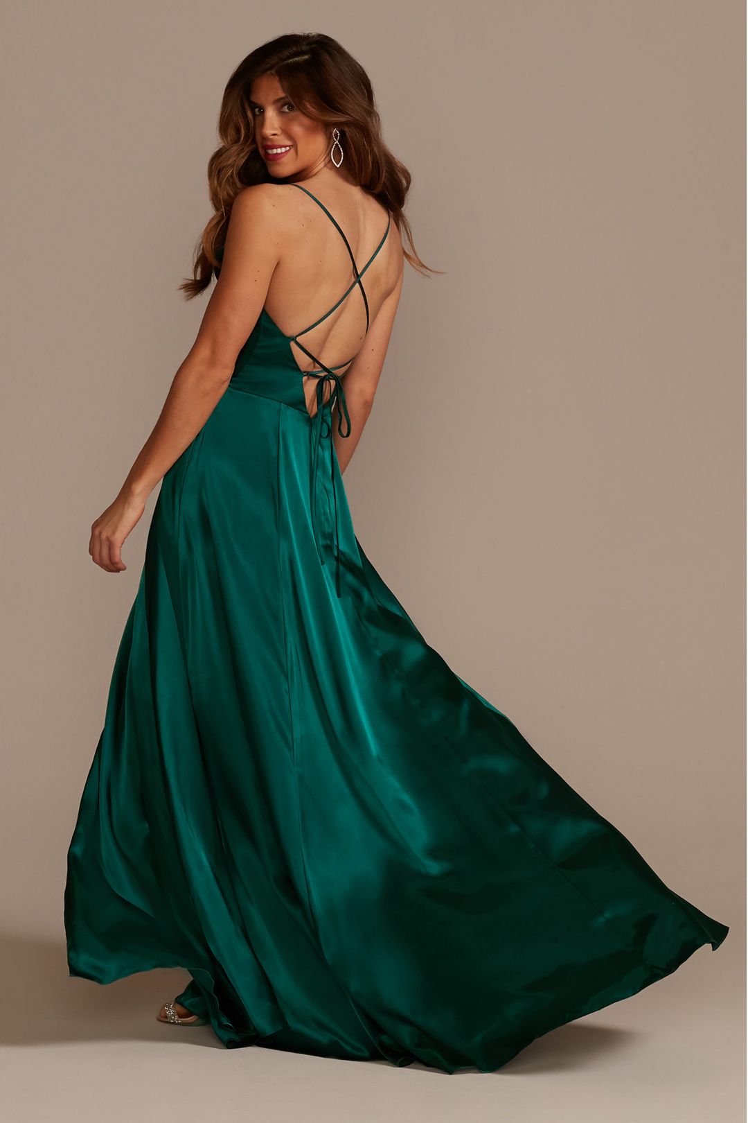 Vestido de dama satinado con tirantes y abertura en pierna, CANELA, hi-res
