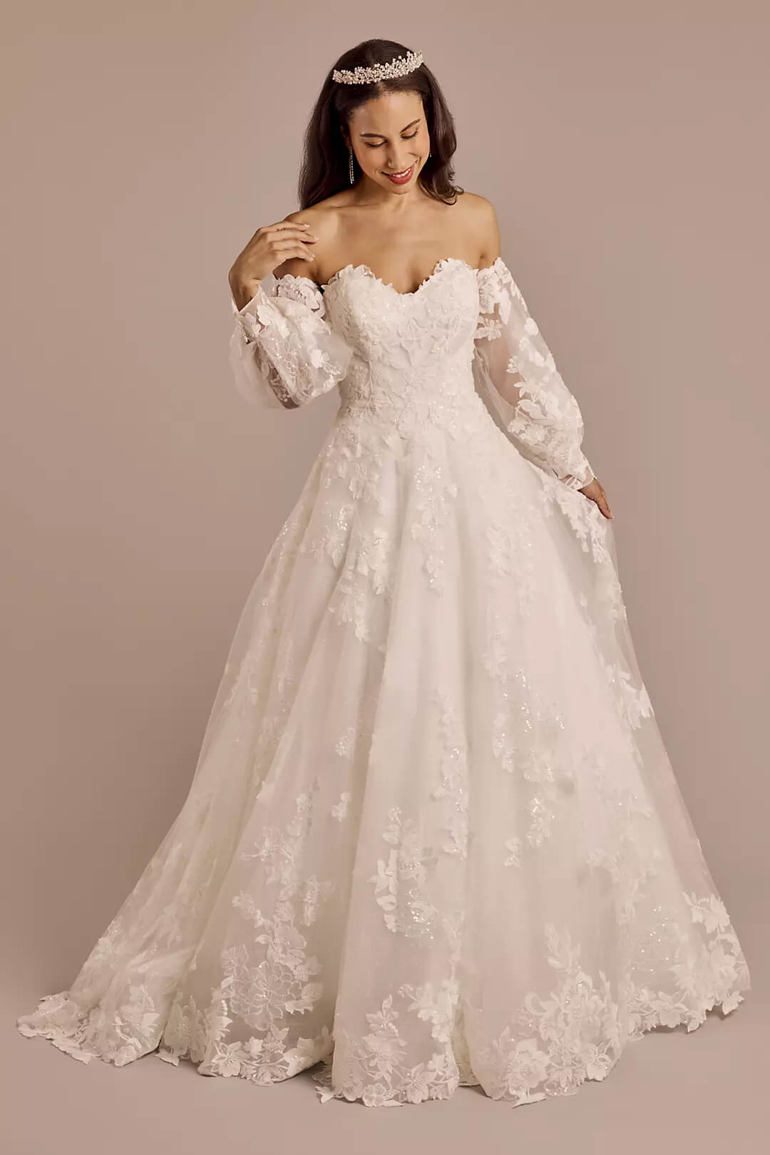 Vestido de novia con aplicaciones de encaje y mangas abullonadas, BLANCO SUAVE, hi-res