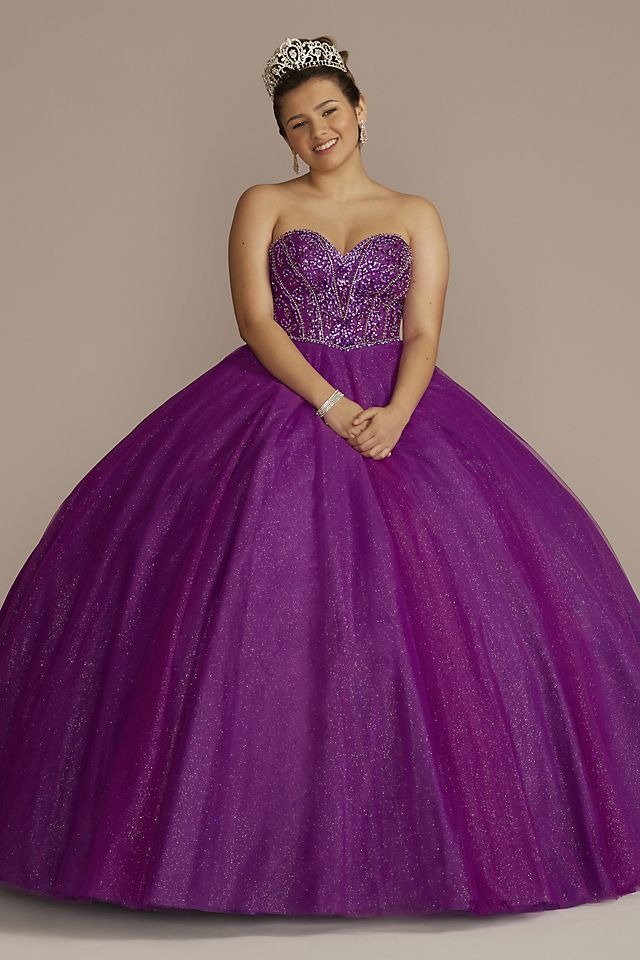 Vestido de quincea era con escote asim trico y aplicaciones florales en 3D