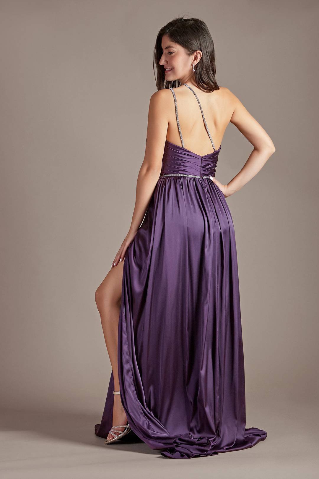 Vestido largo satinado de escote asimétrico y tirantes con aplicaión de pedrería, CIRUELA, hi-res