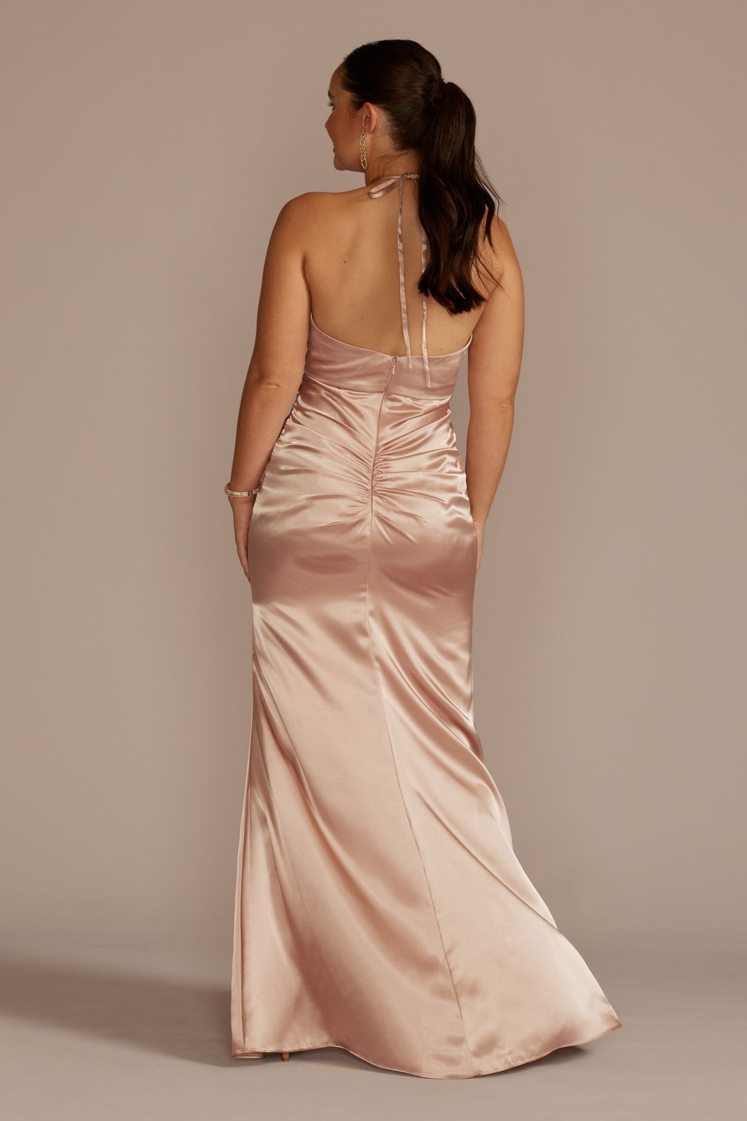 Vestido de dama satinado escote halter con abertura en pierna, CUARZO, hi-res
