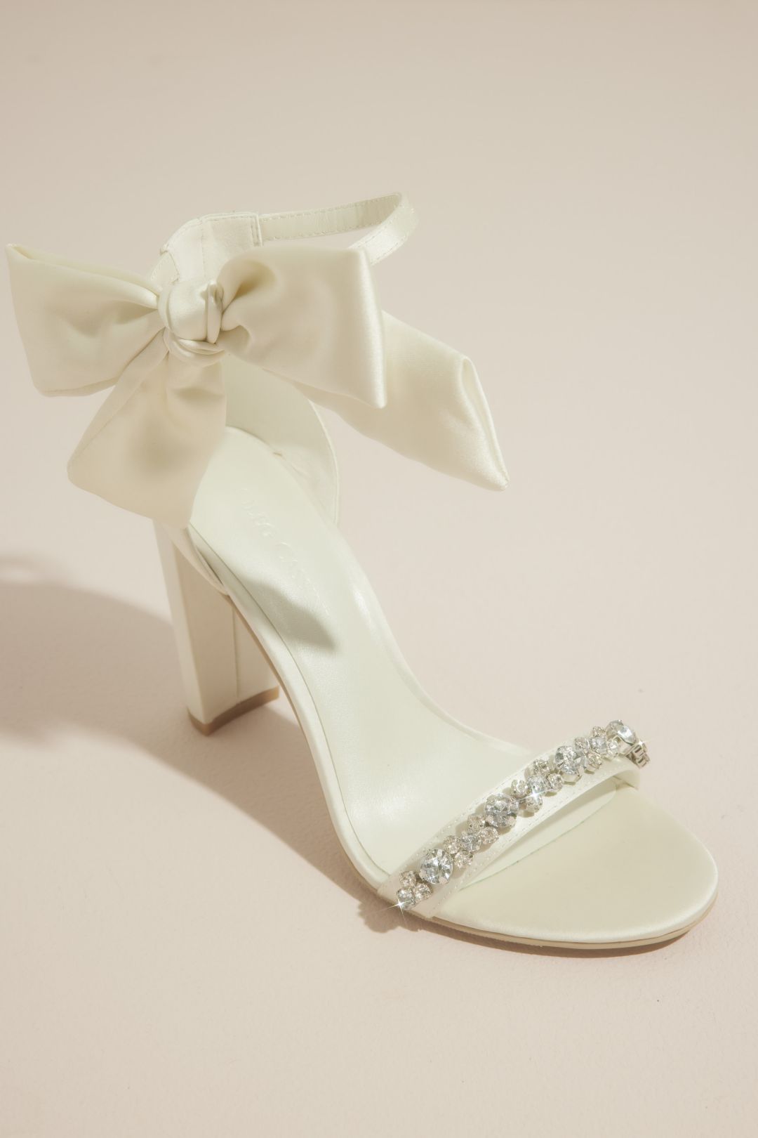 Zapatilla de novia con aplicación de pedrería y moño en el tobillo, , hi-res