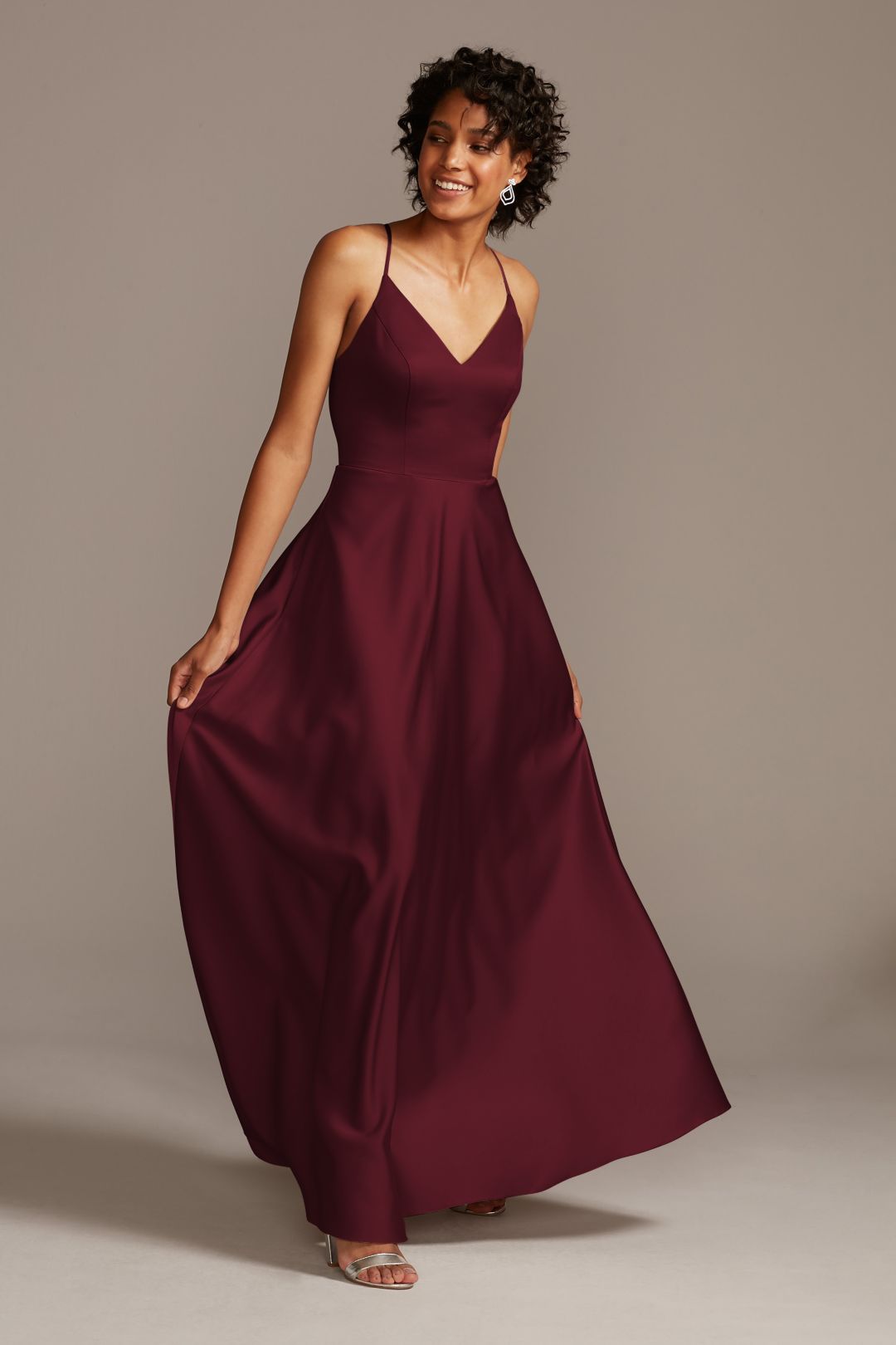 Vestido de dama satinado con tirantes cruzados en espalda, VINO, hi-res
