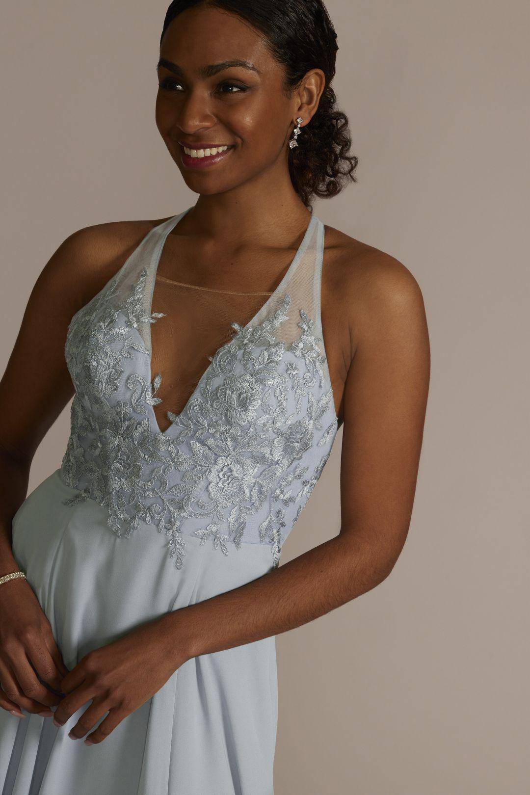 Vestido de dama con escote halter y aplicaciones de encaje, CANELA, hi-res