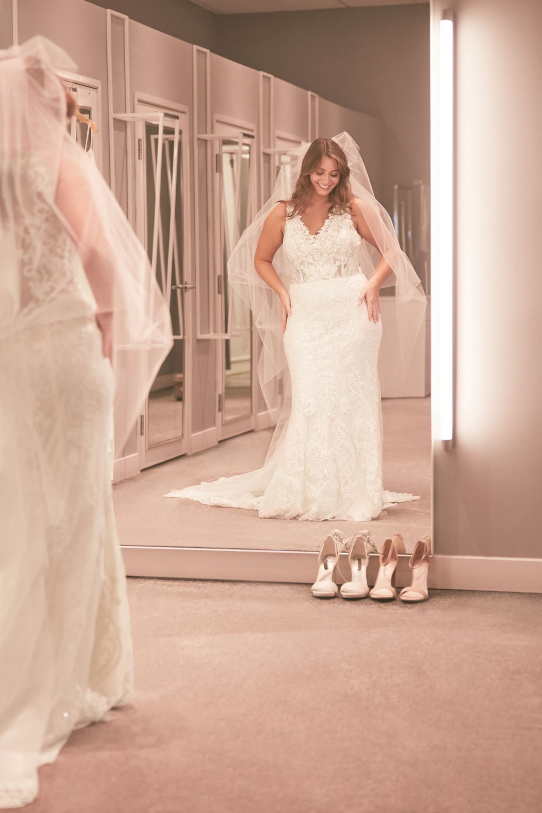 Vestido de novia recto con escote profundo y transparencia en espalda, MARFIL CH, hi-res