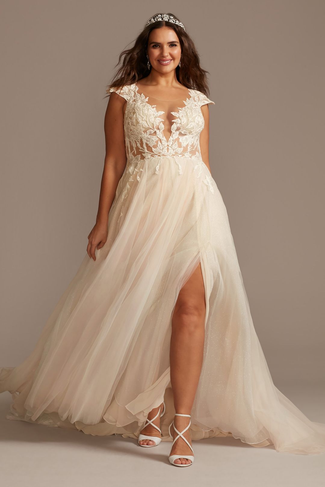 Vestido de novia línea A con transparencias y escote profundo, , hi-res