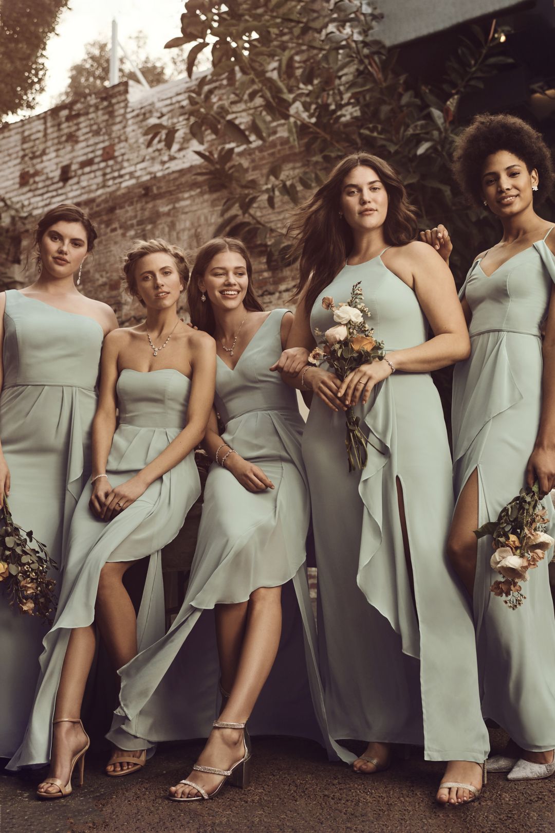 Vestido de dama con escote halter con tirantes y falda tipo cascada, CHIANTI, hi-res
