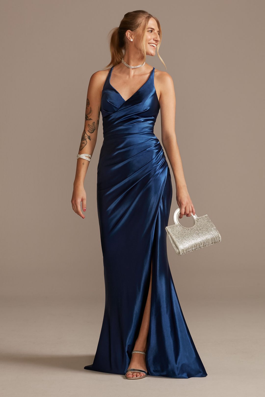 Vestido largo satinado de espalda escotada con tirantes cruzados y abertura en pierna, AZUL REAL, hi-res