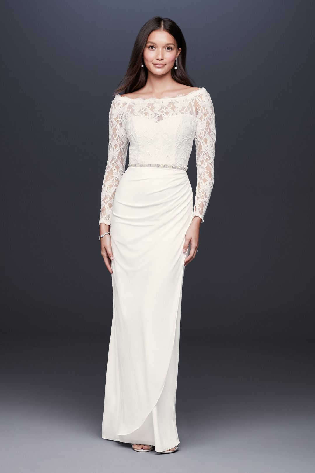 Vestido de novia recto con mangas largas de encaje al hombro, , hi-res
