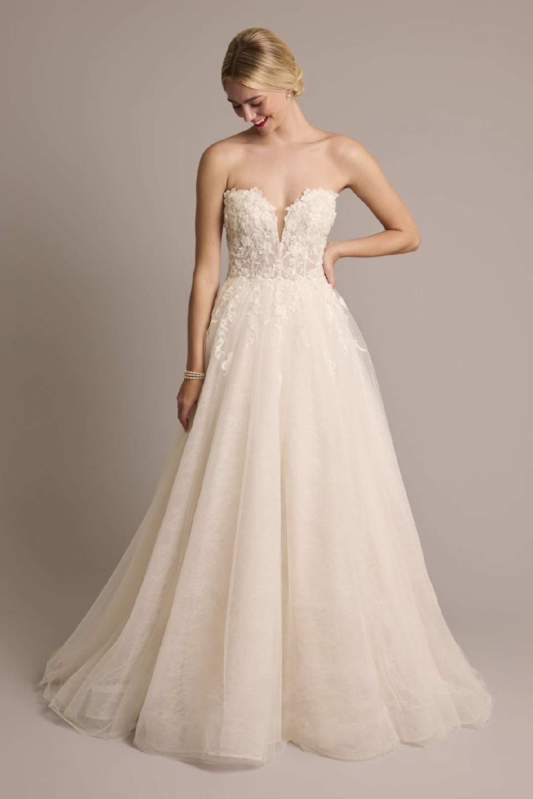 Vestido de novia con aplicaciones de encaje floral, MARFIL/ALMENDRA, hi-res