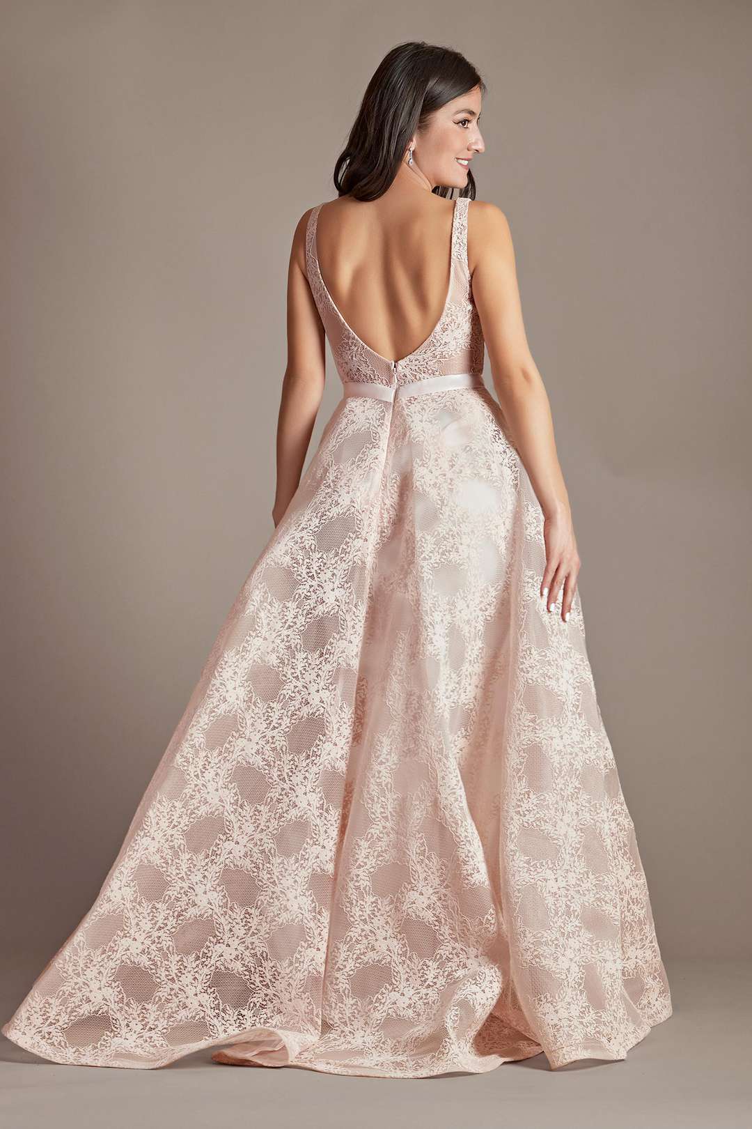 Vestido largo de encaje con escote en V y falda estilo princesa, PETALO, hi-res