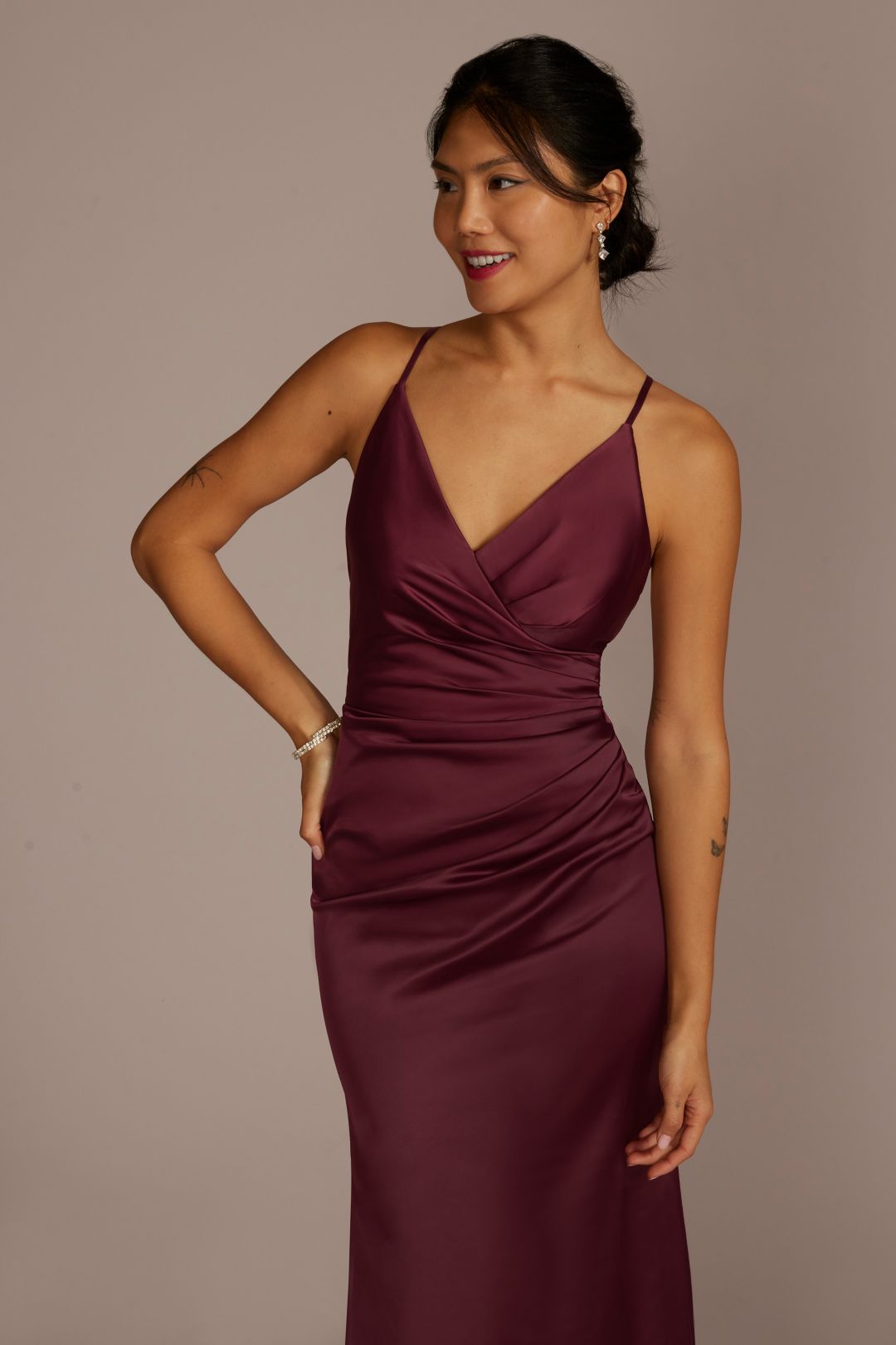 Vestido de dama con drapeado en cintura y botones en espalda, VINO, hi-res