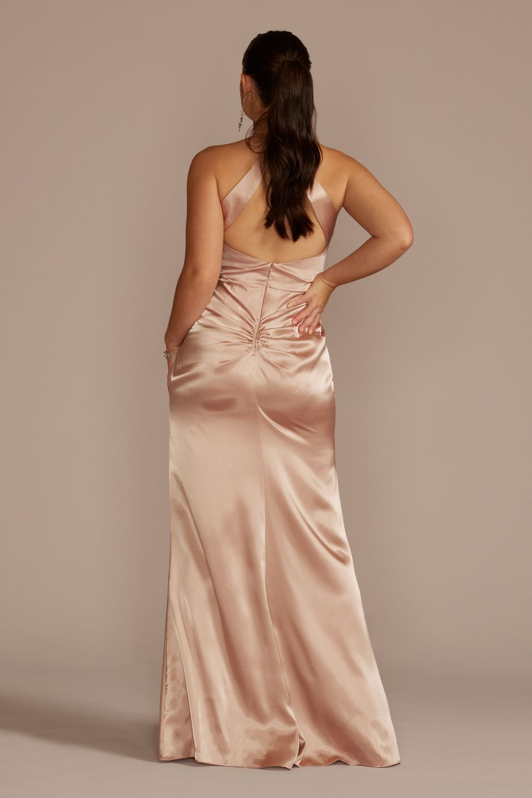 Vestido de dama con escote halter y escote en espalda, NEGRO, hi-res